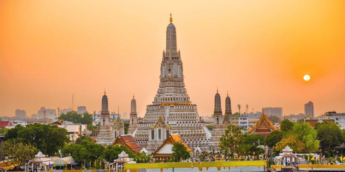 Wat Arun temple on the Chao Phraya river at dusk